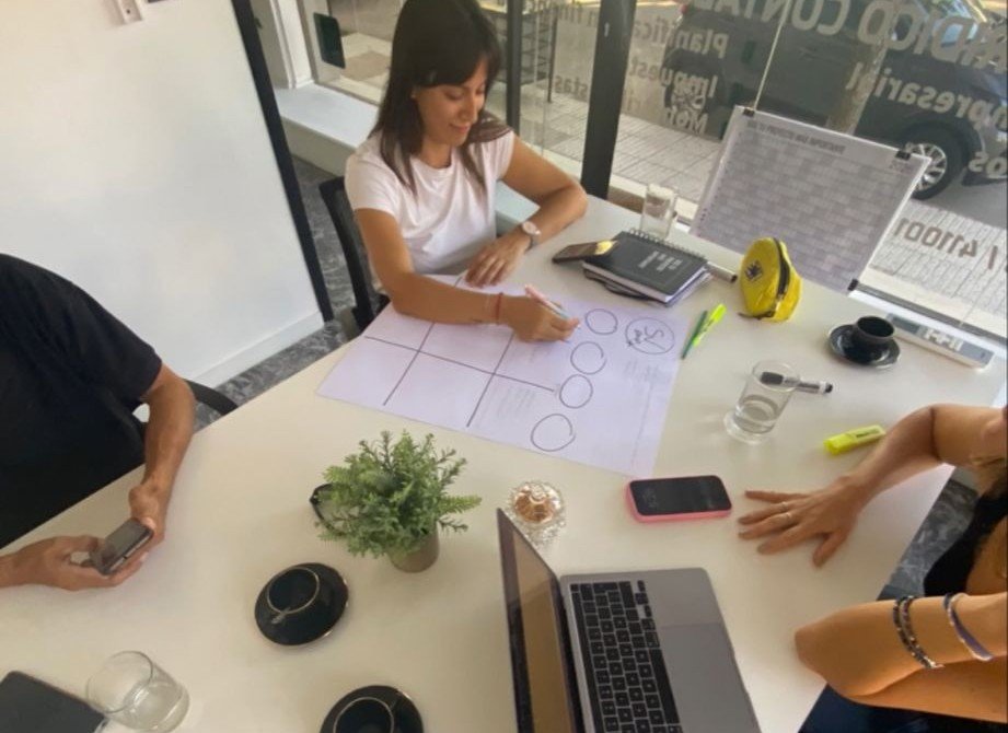 Equipo de Viraliza en una sesión de comunicación y estrategia